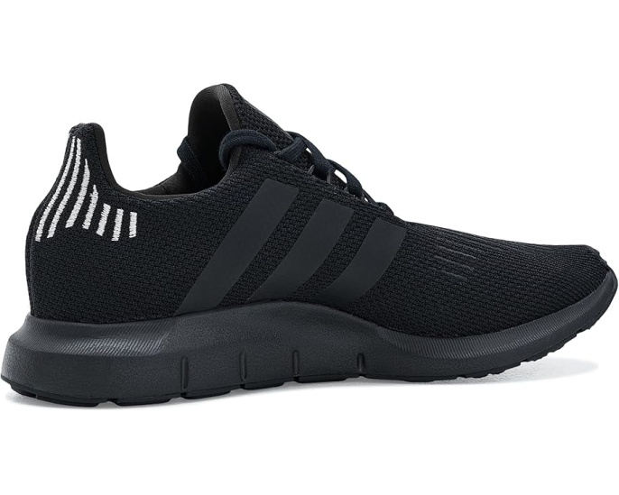 Беговые кроссовки Adidas Swift Run с текстильным верхом