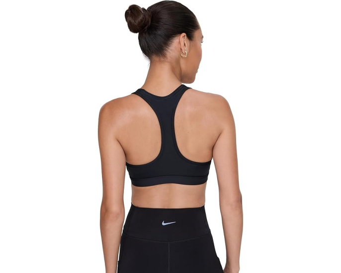 Nike Swoosh спортивный бюстгальтер средней поддержки со встроенными чашечками
