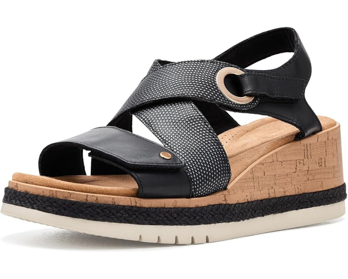 Сандалии Clarks Kidiki Sun на клиновидном каблуке из нубука