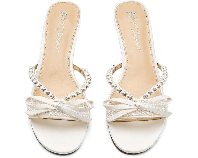 Blue by Betsey Johnson Сандалии Mandy с жемчужным декором и бантом