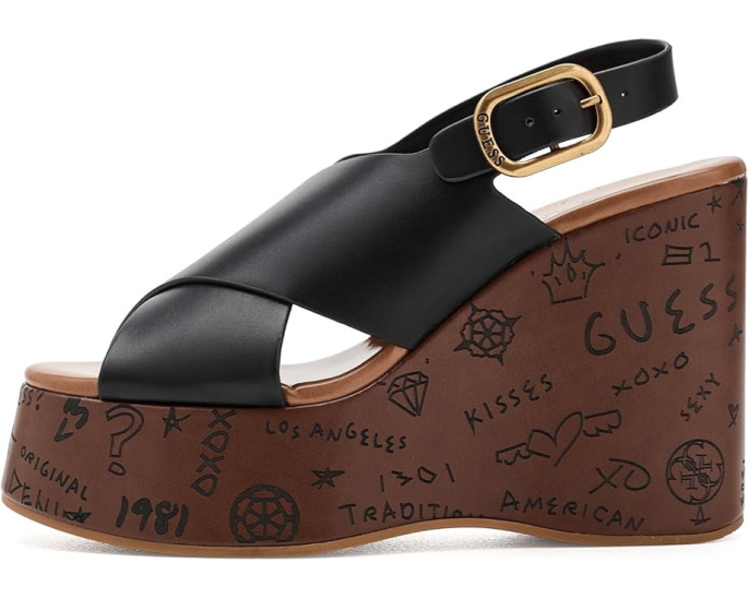 Босоножки GUESS Yarisel с клиновидным каблуком и логотипом