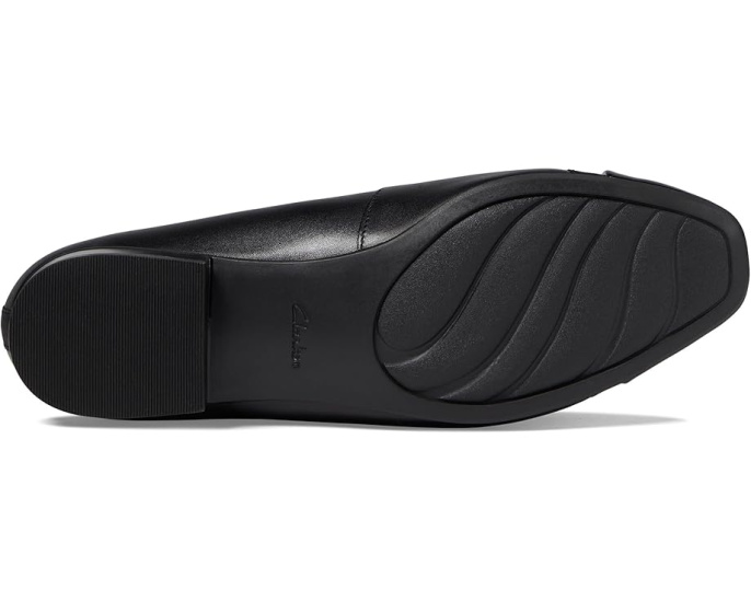 Туфли Juliet Monte с квадратно-округлым мысом и лаковой отделкой Clarks