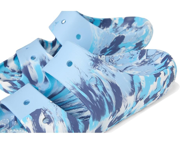 Классические сланцы Crocs с мраморным рисунком и двойными ремешками