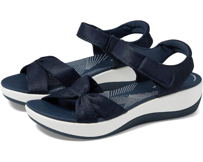 Сандалии Clarks Arla Shore на небольшом клиновидном каблуке