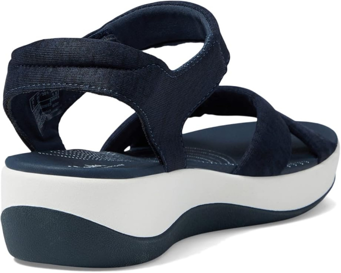Сандалии Clarks Arla Shore на небольшом клиновидном каблуке