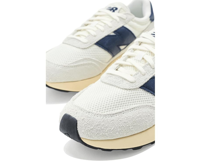 Кроссовки New Balance 370 в винтажном стиле