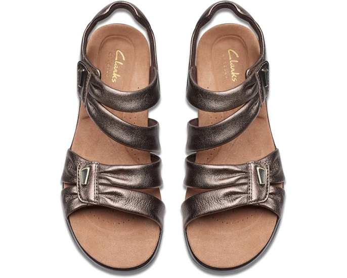 Сандалии Clarks Kitly Ave с ремешком на липучке и контурной стелькой