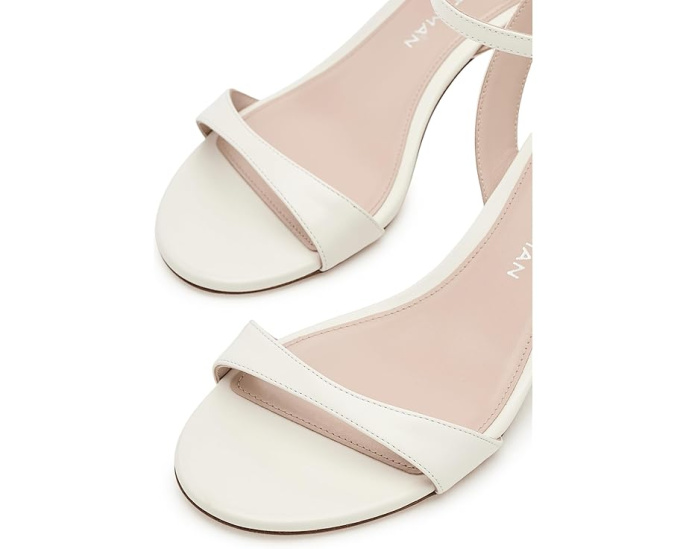 Босоножки Kellie Sandals 50 Stuart Weitzman на каблуке 5 см кремового цвета