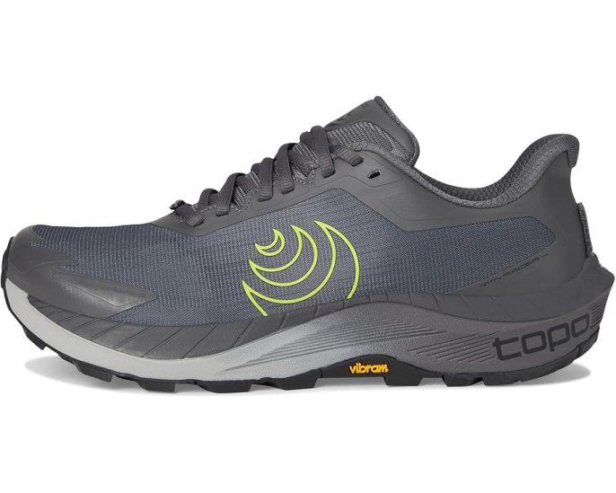 Трейловые кроссовки Topo Athletic MTN Racer 4 с высоким профилем амортизации и подошвой Vibram Megagrip