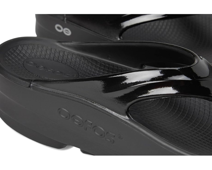 Сланцы OOFOS Oomega Thong с технологией OOfoam для восстановления