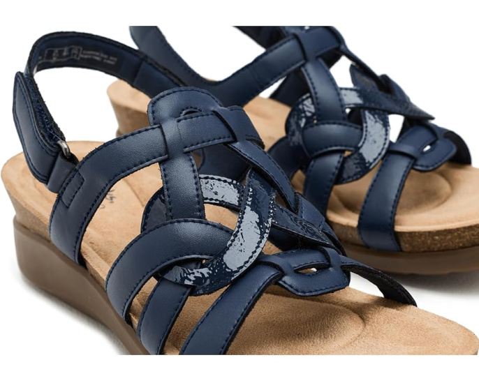 Сандалии Calenne Gracie Clarks на ремешках с клином и стелькой Ultimate Comfort
