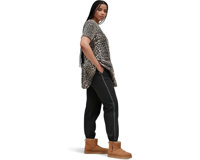 Спортивные штаны UGG Classic Sweatpants с карманами и кожаным лейблом