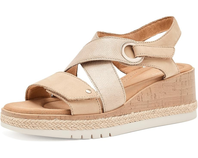 Сандалии Clarks Kidiki Sun на клиновидном каблуке из нубука