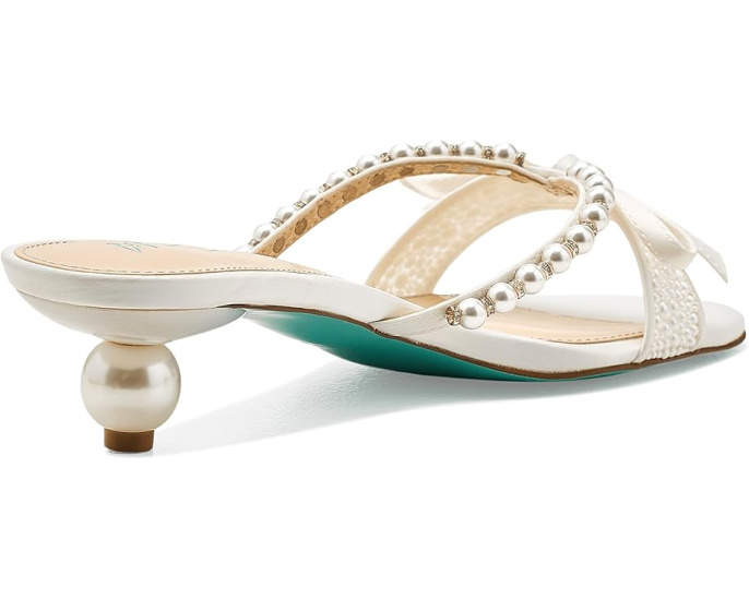 Blue by Betsey Johnson Сандалии Mandy с жемчужным декором и бантом