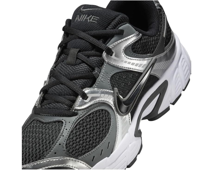 Кроссовки Nike V5 RNR с массивной пеной и ретро-дизайном