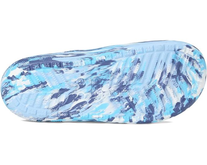 Классические сланцы Crocs с мраморным рисунком и двойными ремешками