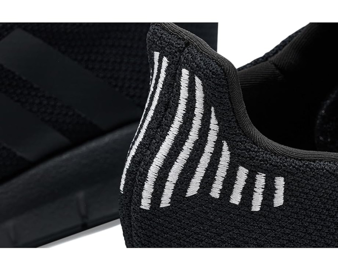 Беговые кроссовки Adidas Swift Run с текстильным верхом