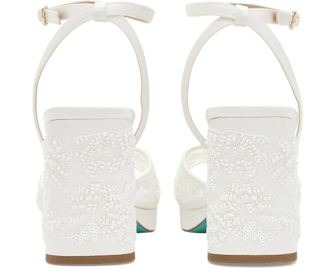 Сандалии Junie от Blue by Betsey Johnson с блестящим декором
