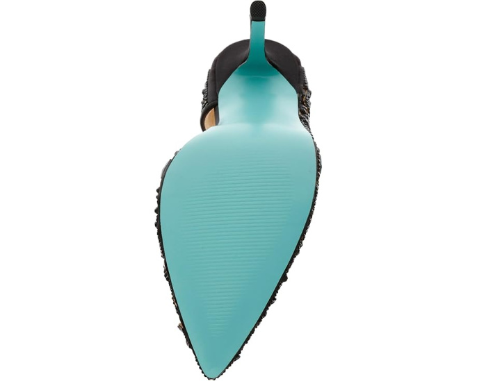 Туфли Chic Blue by Betsey Johnson с острым носом и стразами на высоком каблуке