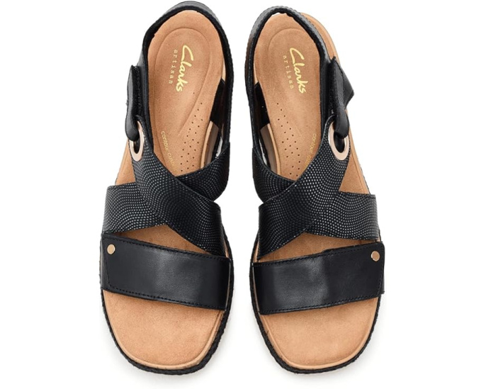 Сандалии Clarks Kidiki Sun на клиновидном каблуке из нубука