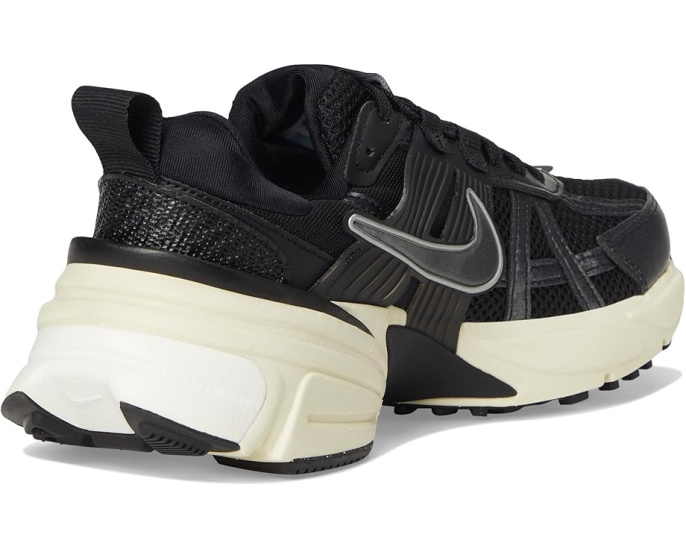 Кроссовки Nike V2K Run в ретро-стиле с массивной подошвой